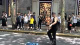 上海新天地门口牛人跳街舞