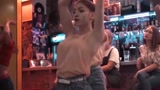 在俄罗斯酒吧看到的“甩手舞”表演，女孩们的舞姿太美了！爱了爱了！