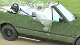 牛人把宝马汽车改装成水疗汽车，在驾驶的过程中就可以享受热水浴