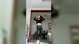 美女在家皮裤跳韩舞教学
