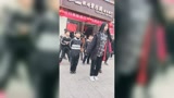 小仙女带着一群孩子在街头跳hiphop