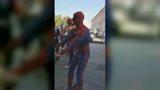 俄罗斯街头惊现骑滑板蜘蛛侠，小丑玩球玩的不错呦