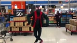 外国网友跳蜘蛛舞：小哥在超市跳蜘蛛舞，太厉害了