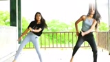 两个女生的印度风情街舞表演