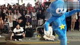 韩国蓝小咖在首尔街头大跳街舞，吸引大量游客围观