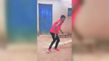 非洲男子随着流行音乐跳起街舞动作行云流水，网友：种族优势！