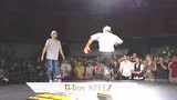 日本斗舞比赛 两位白色帽子男生在场上玩的火热
