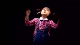 超可爱的三岁小女孩一首歌，唱哭父母