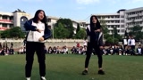 女高中生在学校操场跳hiphop街舞！引来学生围观！