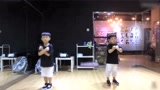 太可爱了！深圳刚学跳舞的两个小男孩，努力跟上音乐节拍