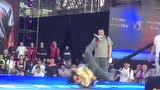 在一个大型街舞比赛中，中国东北墨镜哥实力碾压国外超强选手！
