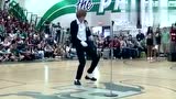 美国一高中男生在学校篮球赛中场表演了一段迈克·杰克逊舞蹈 整个球场的比都让他给装了！