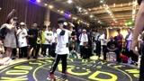 中国8岁街舞神童，Bboy梧桐对决外国舞者，这节奏太酷了！