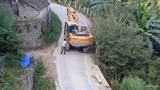 这就是农民工的素质，为了防止挖掘机把路压坏，他们就只好这样了！