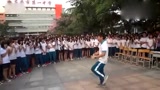 中学男生的一段街舞引众女生围观，会跳舞的男生魅力无限啊！