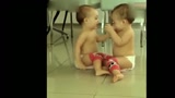 双胞胎宝宝打架下手好狠，妈妈未制止被批，看完还敢生二胎吗？