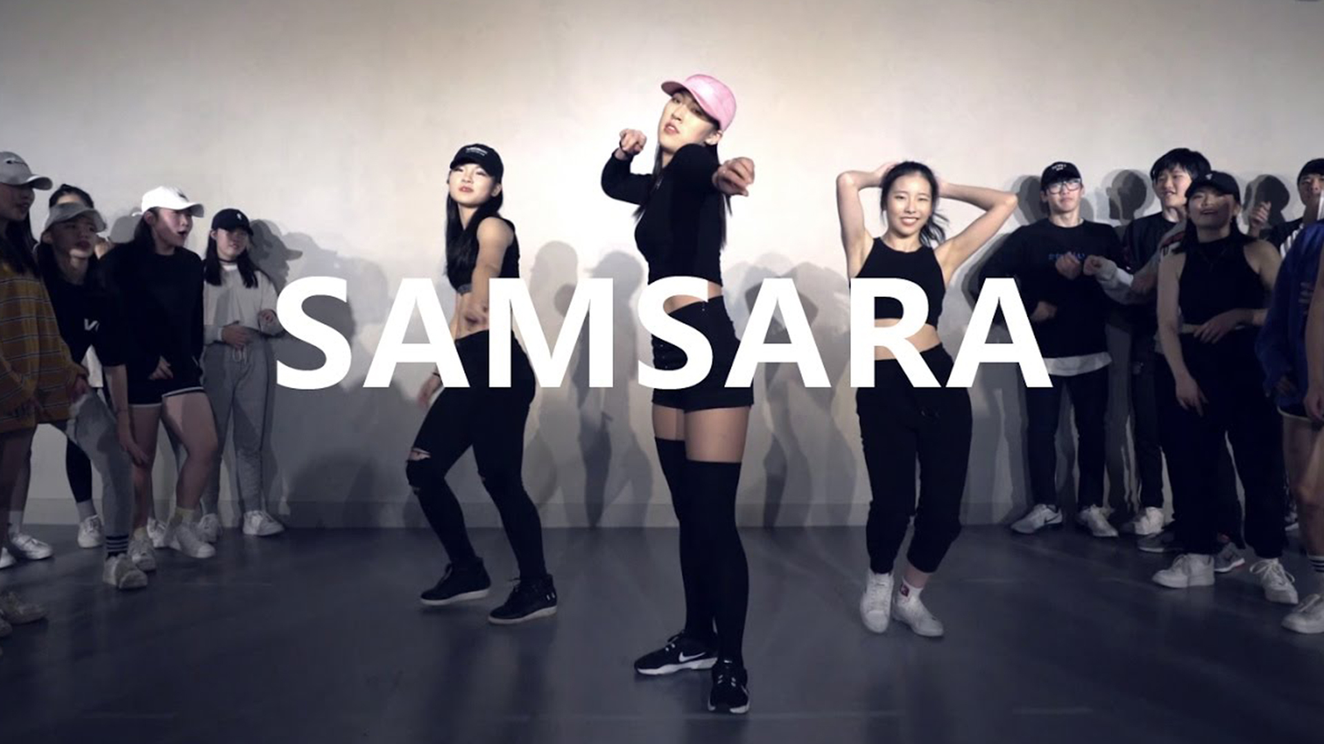 女孩在北京各大景点热舞《Samsara》跳得真不错！