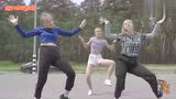 俄罗斯女孩在路边跳动感街舞，网友：想去留学