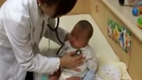 医生给小宝宝检查身体，小宝宝一直哭，哄都哄不住