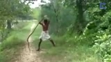 印度少年徒手甩蛇，路人不敢靠近