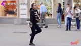 女孩在俄罗斯街头模仿“迈克尔杰克逊”，路人会有怎样的反应
