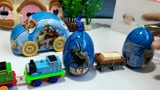 托马斯和熊出没小车分享拆奇趣蛋玩具