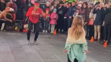 八岁女孩与街舞界大咖斗舞，没想到砸场子成功了，更胜一筹！