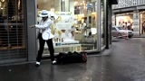 街头艺人模仿迈克尔杰克逊，不仅长得真像！跳舞还超棒！