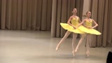 两位小美女表演精彩芭蕾舞，配合默契表演精彩！