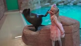 萌娃在水族馆见到了一只可爱的动物明星，萌娃：它还会跳街舞呢！