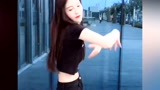 网红小姐姐跳着可爱的舞蹈，样子看着也非常可爱