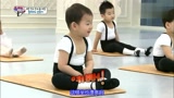 大韩民国三胞胎 学习芭蕾舞 万岁这么小就开始撩妹了哦