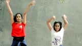 两个女孩在户外练习街舞，她们看上去很开心