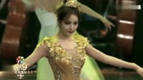 迪丽热巴穿金色芭蕾舞服，伸开胳膊的瞬间，简直太优雅了！