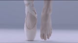 为什么芭蕾舞者的脚不能见光？看到她们脱鞋的瞬间，莫名心疼！