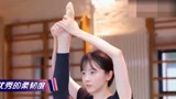 陈小纭随便一个抬腿就露馅，不愧是练过芭蕾，柔韧度太好了！