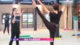 陈小纭随便一个抬腿就大显身手，不愧是练过芭蕾，柔韧度太好了！
