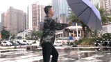 霹雳舞小伙自娱自乐，雨中舞，滑稽好笑