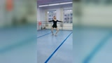 芭蕾舞的日常练习！网友：这腿也太长了吧！