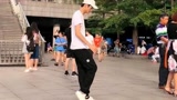 真是高手在民间，小伙街头霹雳舞表演，滑步跳得真带劲！