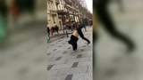 一位中国小伙在国外炫酷街头舞蹈