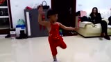 三岁萌娃跳霹雳舞，49秒时惊艳全场