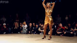 两位美女在日本世界街舞大赛上斗舞，现场的观众都沸腾了