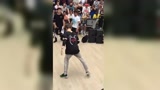 在世界街舞大赛中，外国小哥哥用一个绝技秒掉全程