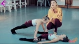芭蕾舞基本功：俄罗斯小萝莉互相“压胯”，网友：看着都疼
