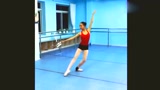 美女练习芭蕾舞，超级认真，笔直的腿真让人羡慕！
