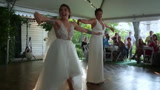 婚礼也嘻哈！两位新娘婚礼现场舞蹈比斗舞还嗨，这波太6了_全球