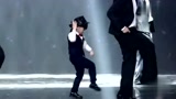 小萌娃现场模仿杰克逊跳霹雳舞，这动作太到位了！