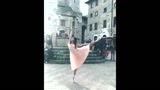 广场上跳芭蕾舞的小姐姐，画面好美啊！瞬间被圈粉了！