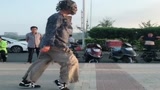 霹雳舞大哥街头表演，这自学成才的倒步技术绝了，真是高手在民间啊！